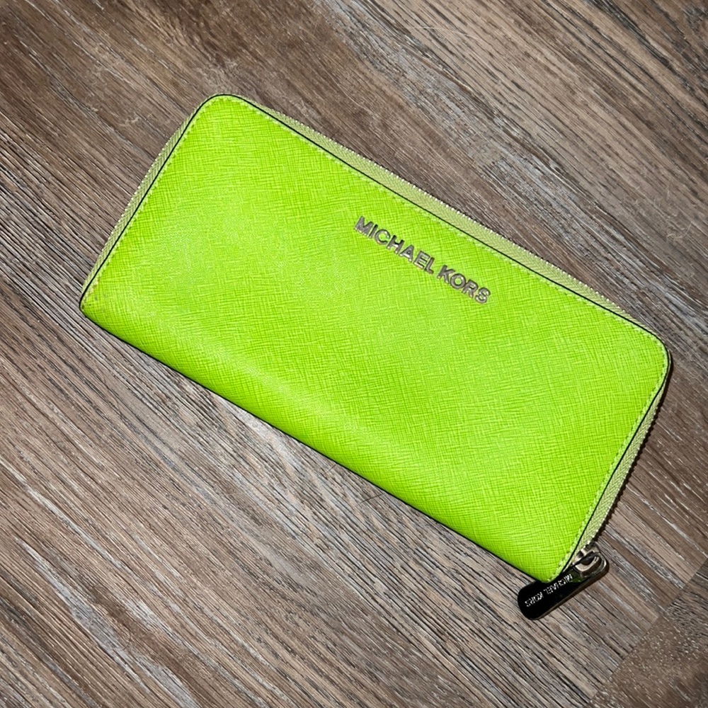 gently used michael kors wallet